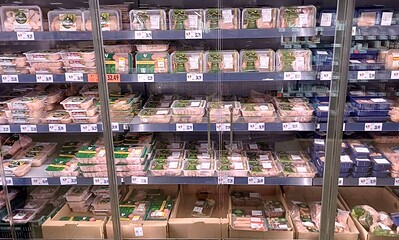 Carne de calitate în supermarketuri din Alba Iulia, disponibilă pentru cumpărători.