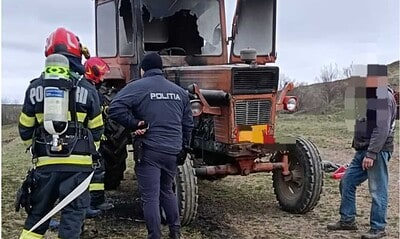 Incendiu la tractorul agricol, pompierii din Aiud intervin pentru stingere.