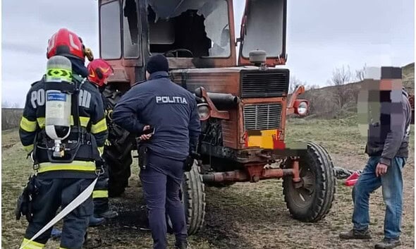 Incendiu la tractorul agricol, pompierii din Aiud intervin pentru stingere.