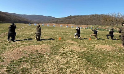 Polițiști din Alba participând la competiție de tir sportiv.