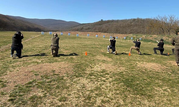 Polițiști din Alba participând la competiție de tir sportiv.