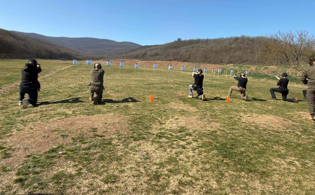 Polițiști din Alba participând la competiție de tir sportiv.