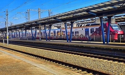 Tren electric modern pe linia Alba-Timișoara, trecând prin județul Alba.