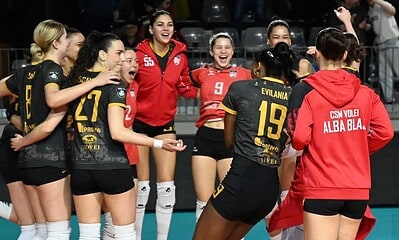 Jucătoare Alba-Blaj fericite după victoria în semifinala Diviziei A1 de volei.