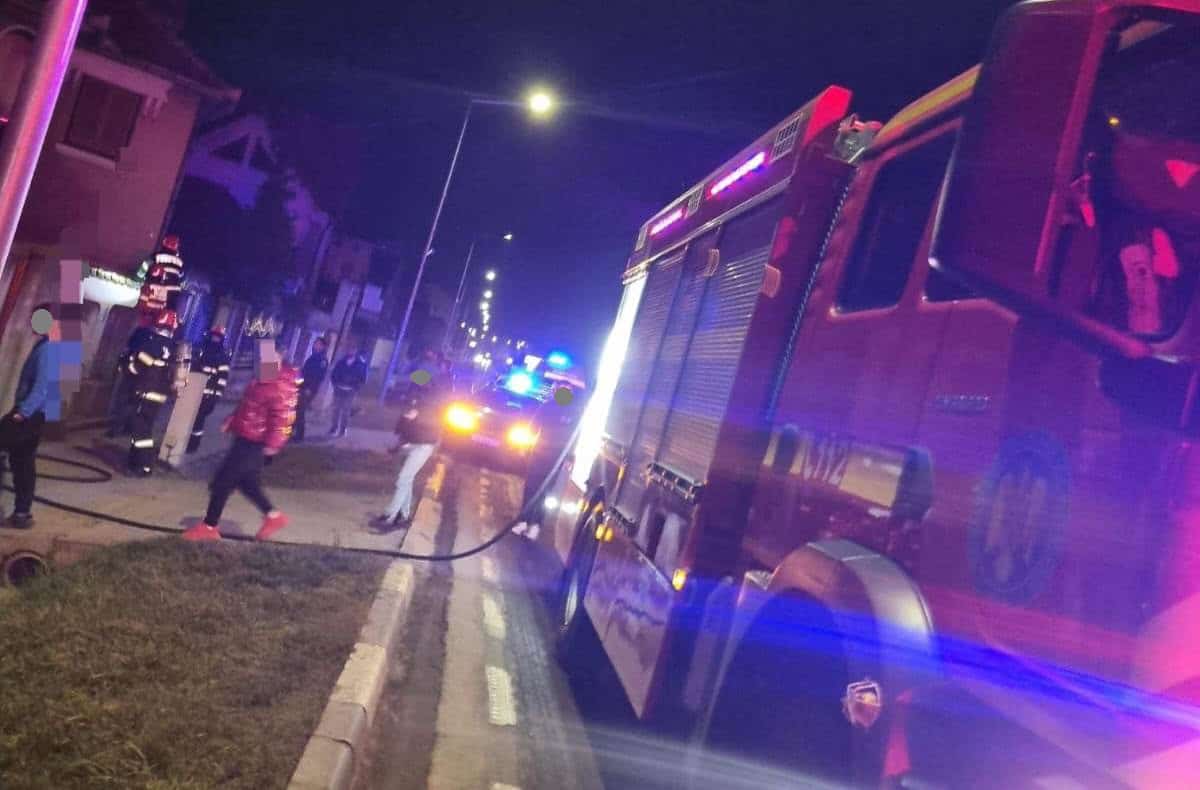 Incendiu în gospodărie din Sebeș, pompieri acționând cu două autospeciale.