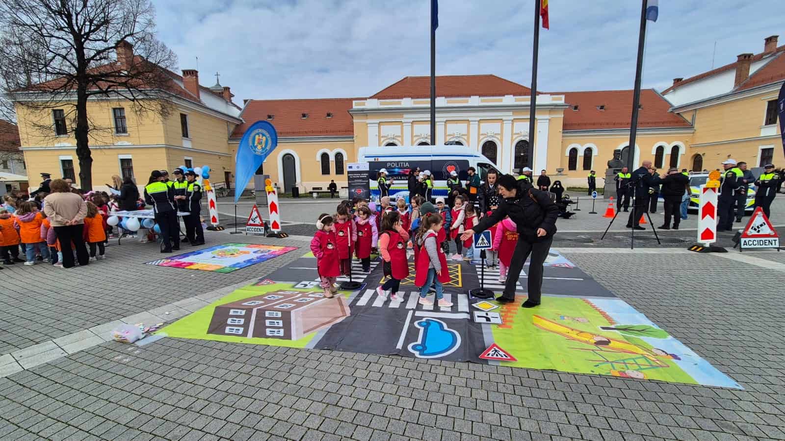 Polițiști români și câini de poliție în Piața Cetății.