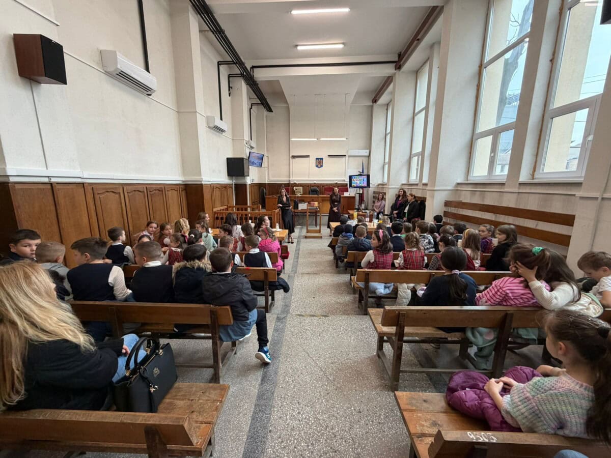 Elevi de la Școala Gimnazială din Ciugud participă la o activitate educativă la Tribunalul Alba, und.