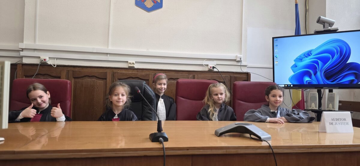 Elevi de la Școala Gimnazială din Ciugud, participând la o activitate educativă ca "mici judecători".