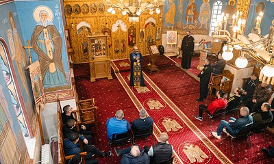 Preot Constantin Necula oficiază Sfânta Liturghie la Penitenciarul Aiud, în prezența deținuților și.