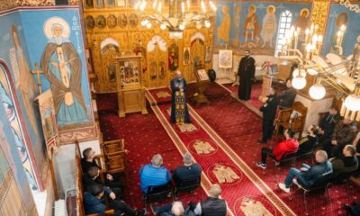Preot Constantin Necula oficiază Sfânta Liturghie la Penitenciarul Aiud, în prezența deținuților și.