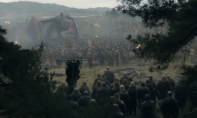 Imagine cu scena de lansare a sezonului 3 din House of The Dragon, cu mulțime și dragon uriaș în fun.