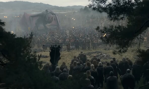 Imagine cu scena de lansare a sezonului 3 din House of The Dragon, cu mulțime și dragon uriaș în fun.