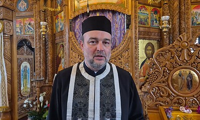 Imagine cu preot ortodox în interiorul bisericii, înconjurat de icoane și decoruri religioase elabor.