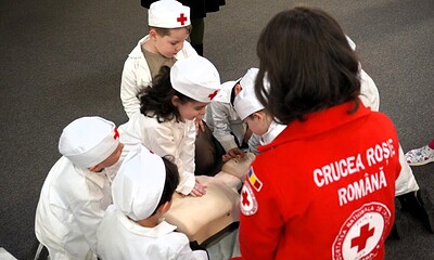 Copii de grădiniță în Alba învață tehnici de prim ajutor de la voluntari Crucii Roșii.