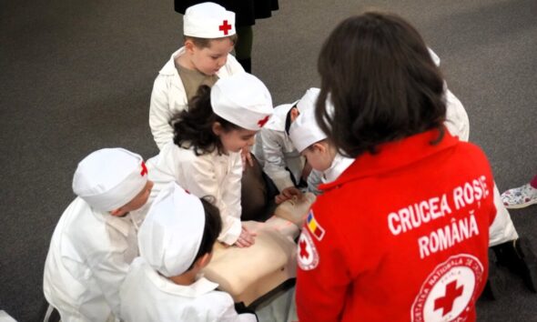 Copii de grădiniță în Alba învață tehnici de prim ajutor de la voluntari Crucii Roșii.