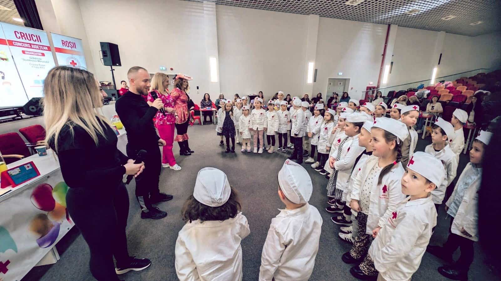 Preșcolari din Alba participând la concursul de sănătate și prim ajutor "Mugurii Crucii Roșii".