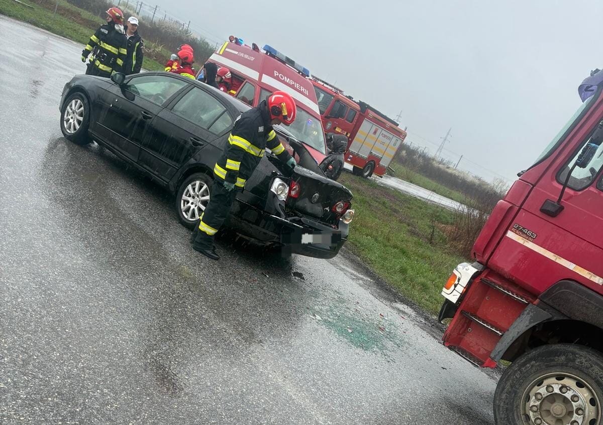 Accident între autoturism și autocamion la Coșlariu Nou