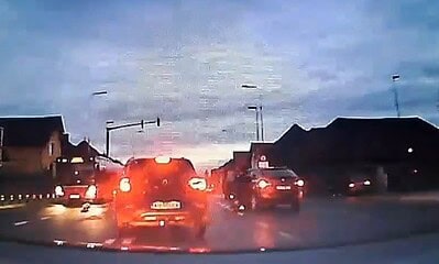 Imagine cu impact auto într-o intersecție din Alba Iulia, după un accident între două mașini.