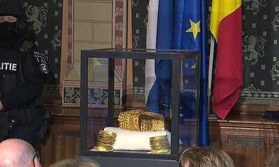 Coiful de la Coțofenești și brățări dacice din aur, recuperate, expuse într-un muzeu.