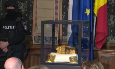 Coiful de la Coțofenești și brățări dacice din aur, recuperate, expuse într-un muzeu.