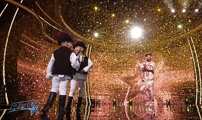 Tineri frați din Alba impresionează cu un dans popular plin de energie și tradiție la "Românii au ta.