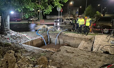 Reparații rețea de apă în Alba Iulia, muncitori și echipamente de lucru.