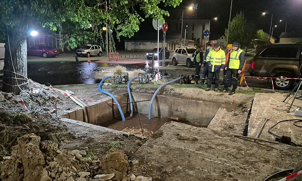 Reparații rețea de apă în Alba Iulia, muncitori și echipamente de lucru.