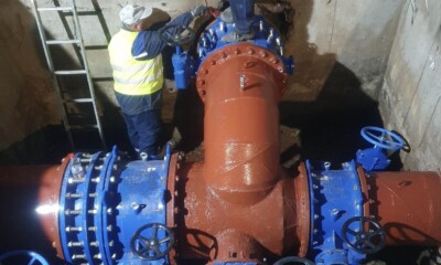 Reparație conducte de apă subterană cu muncitori în șantier, în Alba Iulia, pentru infrastructură.