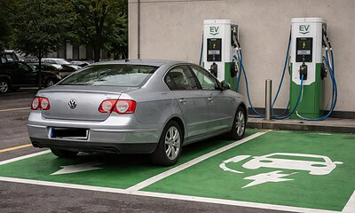 Mașină parcată abuziv pe loc de încărcare pentru vehicule electrice, încălcând regulile de utilizare.