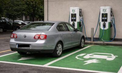 Mașină parcată abuziv pe loc de încărcare pentru vehicule electrice, încălcând regulile de utilizare.