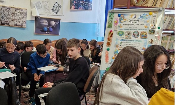 Elevi în clasă participând la un atelier educațional în bibliotecă.