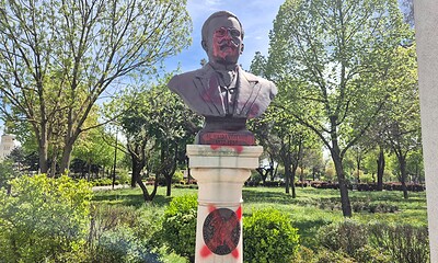 Statuie din Alba Iulia vandalizată cu vopsea roșie în Parcul Unirii.