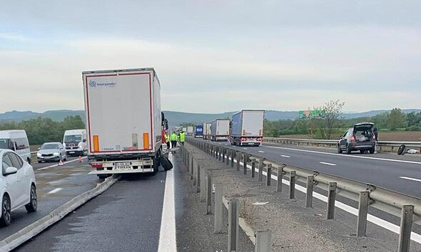 TIR pe contrasens accident A1