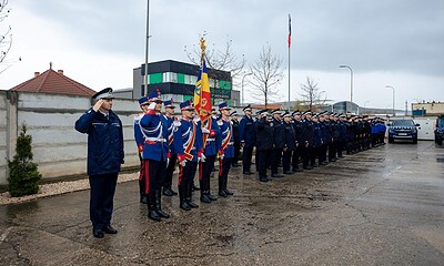 Personal militar în ceremonie de sărbătoare la Alba Iulia, cu înaintări în grad și drapelul național.
