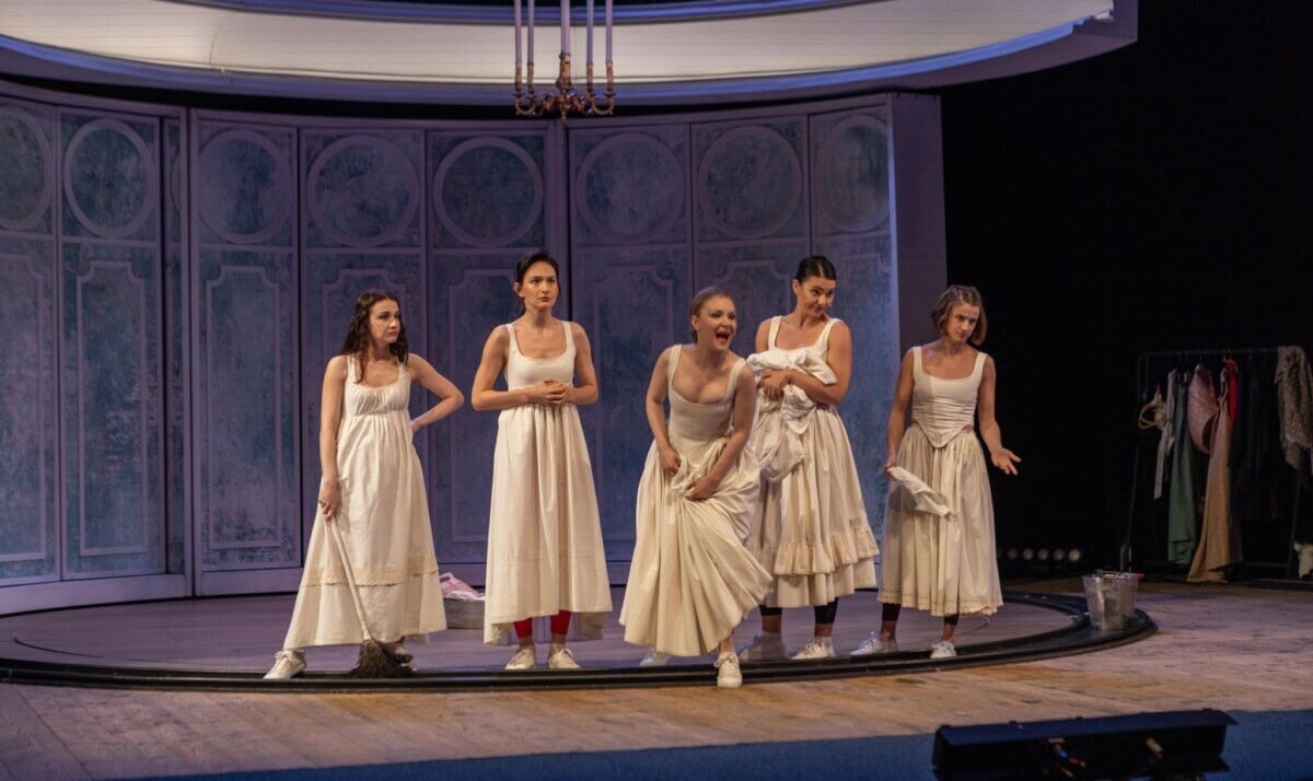 Mândrie și prejudecată (un fel de) în festival la Alba Iulia. Un ”tiki-taka teatral” cu cinci actrițe care au ”rupt scena în două”