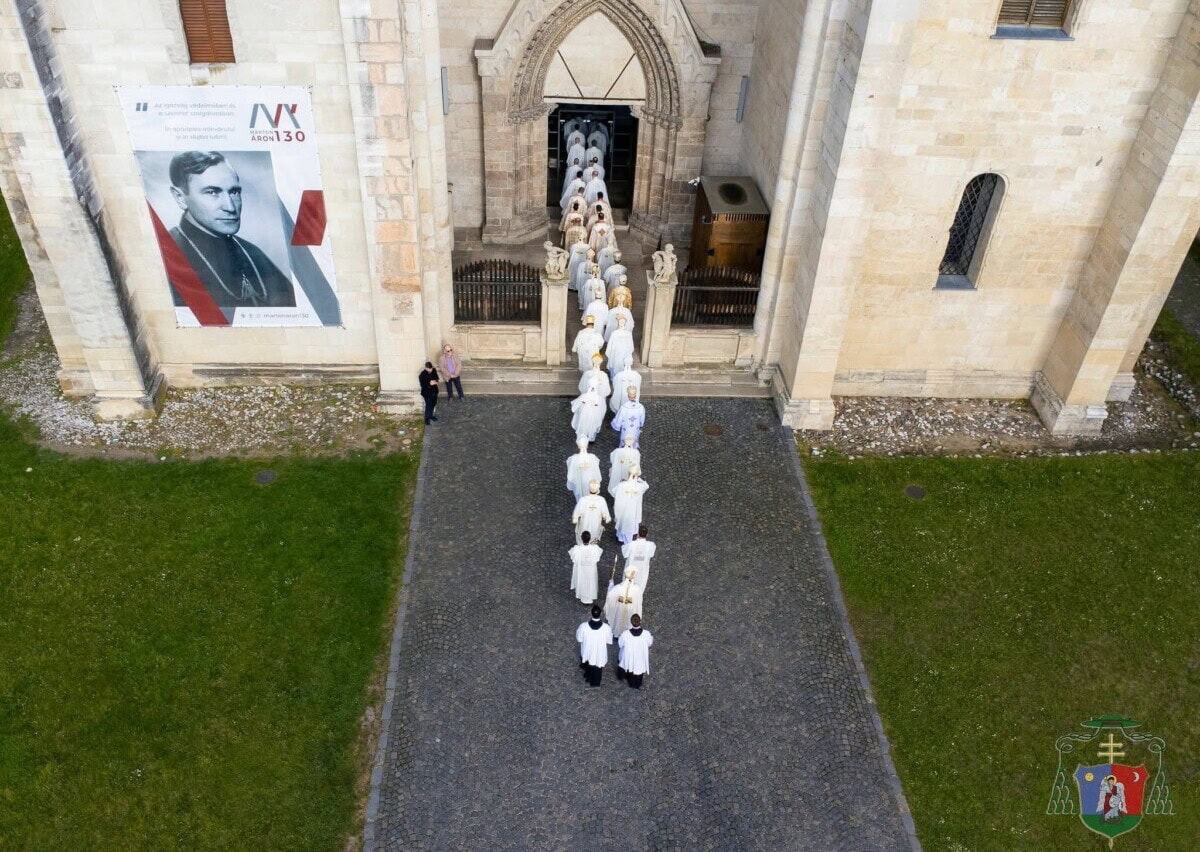 FOTO: Alba Iulia găzduiește Conferința Episcopilor Catolici din România. În Catedrala „Sfântul Mihail” a răsunat slujba în latină