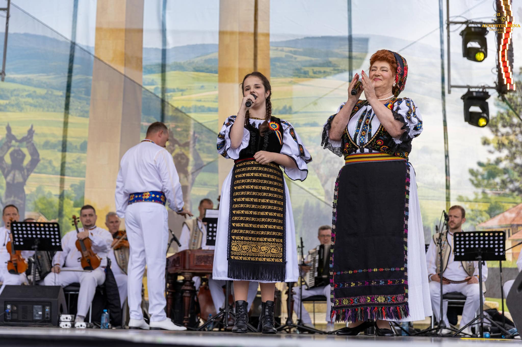 FOTO: Artiști îndrăgiți ai folclorului românesc, în spectacol extraordinar. Cântec popular autentic, pe Câmpia Libertății