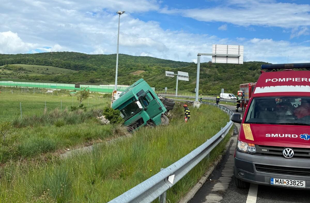 FOTO: ACCIDENT rutier pe Autostrada A10, între Aiud și Decea. Un TIR s-a răsturnat