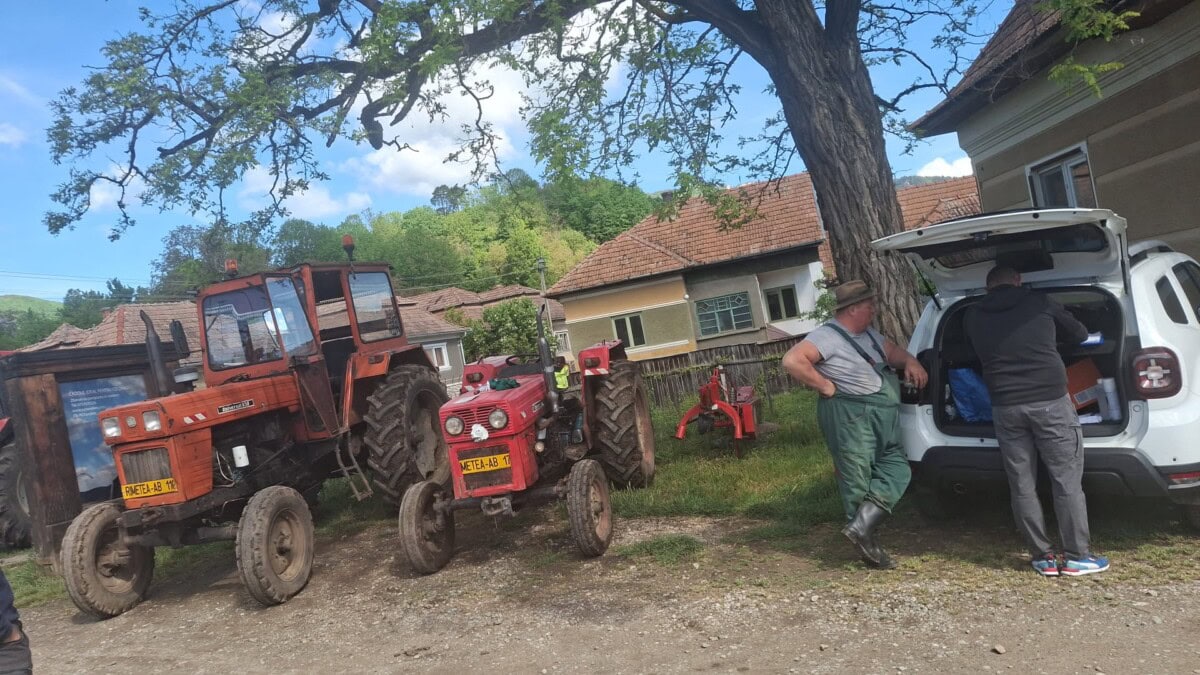 Mai multe tractoare din localitățile Livezile și Rimetea, verificate de specialiștii RAR cu autolaboratorul