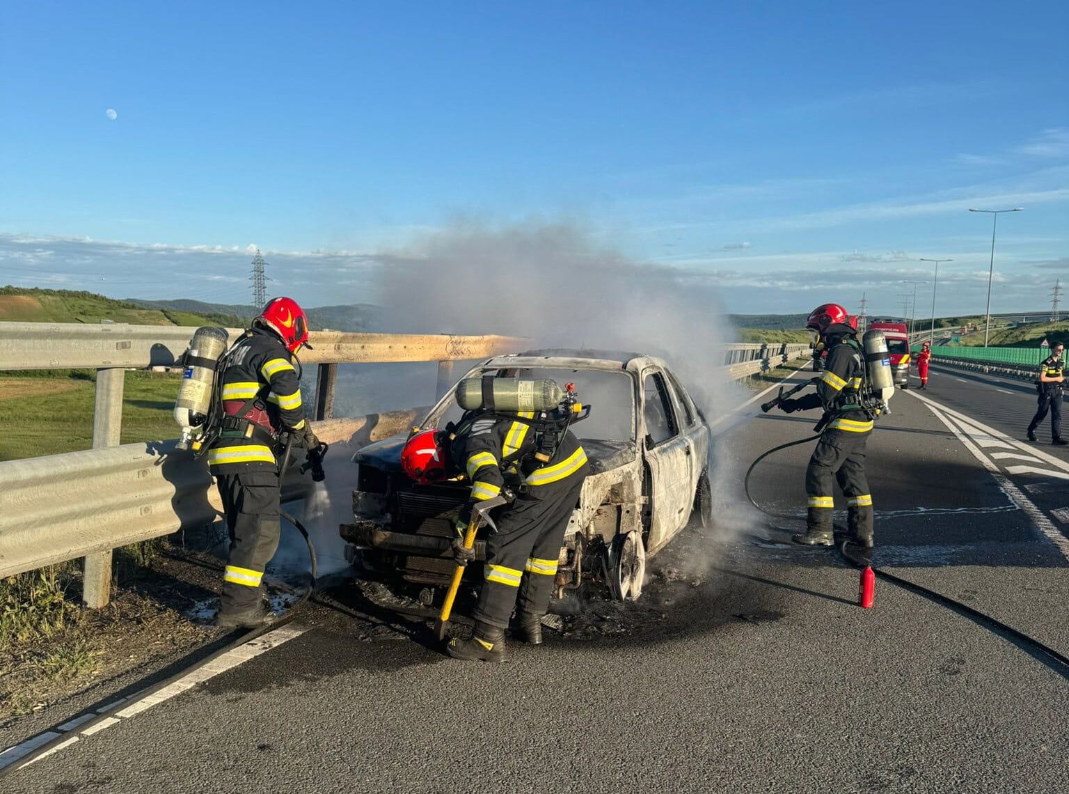 FOTO: INCENDIU pe Autostrada A10, între Aiud și Turda. O mașină a luat foc. Pompierii intervin cu o autospecială