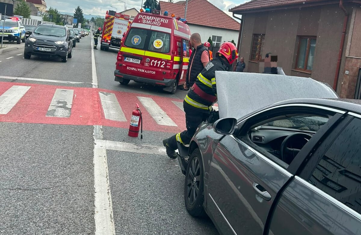 UPDATE FOTO: Accident rutier la Sebeș, în zona Petrom. Două mașini implicate