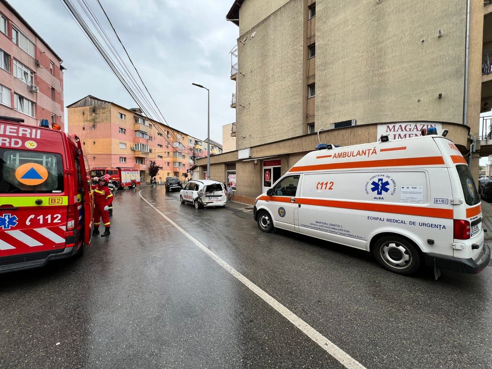 FOTO: ACCIDENT în cartierul Ampoi din Alba Iulia. Impact între o ambulanță de transport privată și o mașină