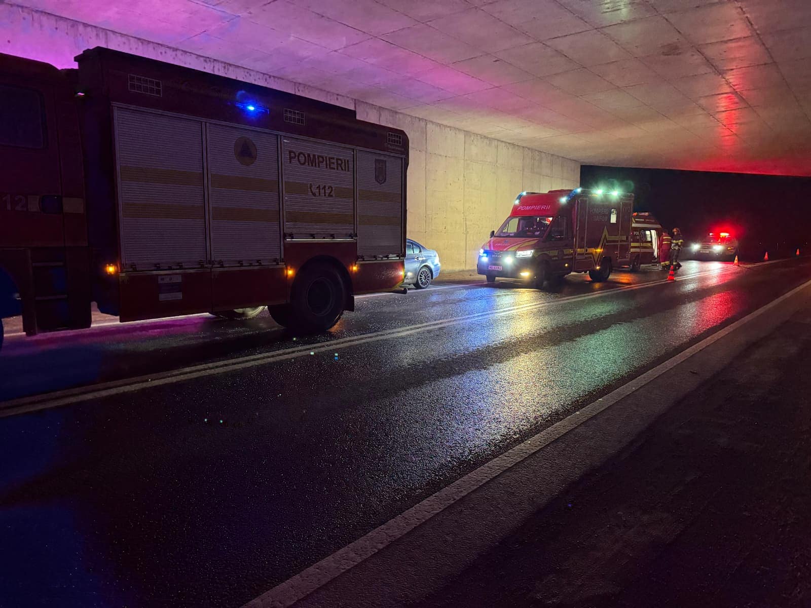 FOTO: Accident grav la Șibot. Un tânăr de 24 de ani a DECEDAT, după ce a intrat cu mașina într-un cap de pod