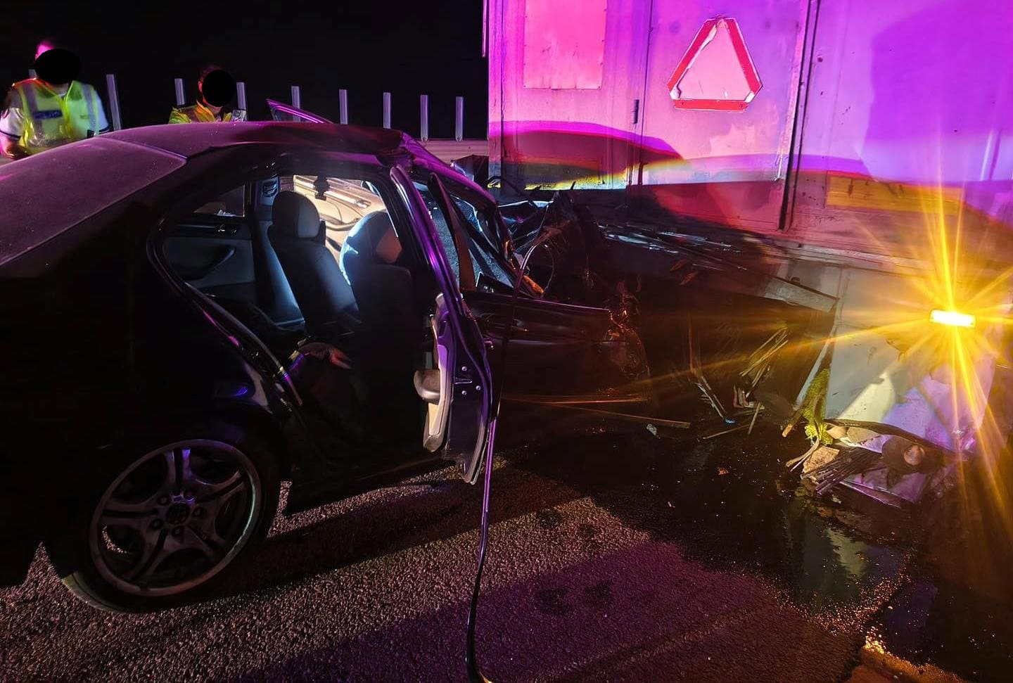 UPDATE FOTO: Accident pe A1 Sebeș-Deva, în zona Șibot. Un BMW a intrat într-un camion. O persoană rănită, trafic îngreunat