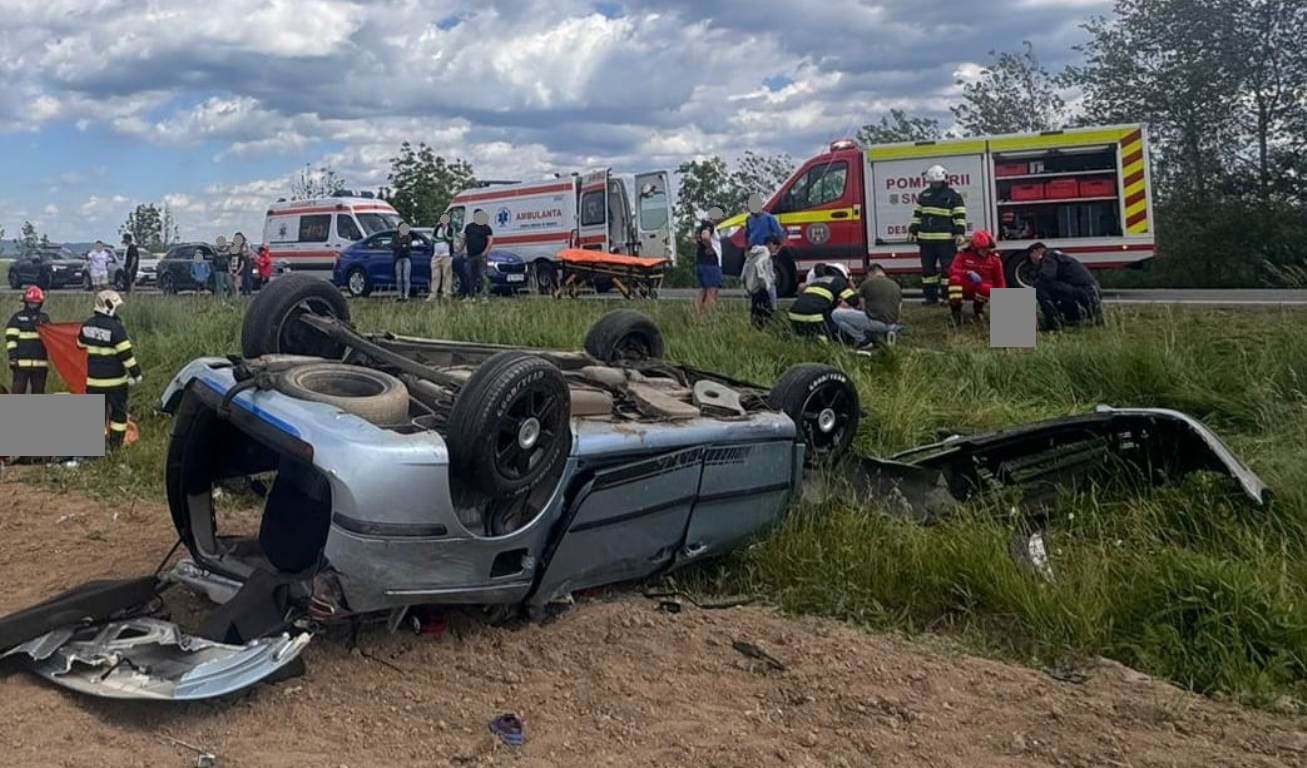 FOTO: Accident grav pe DN1 între Sibiu și Brașov. Un copil de 2 ani a murit, alți trei răniți. Un autoturism s-a răsturnat
