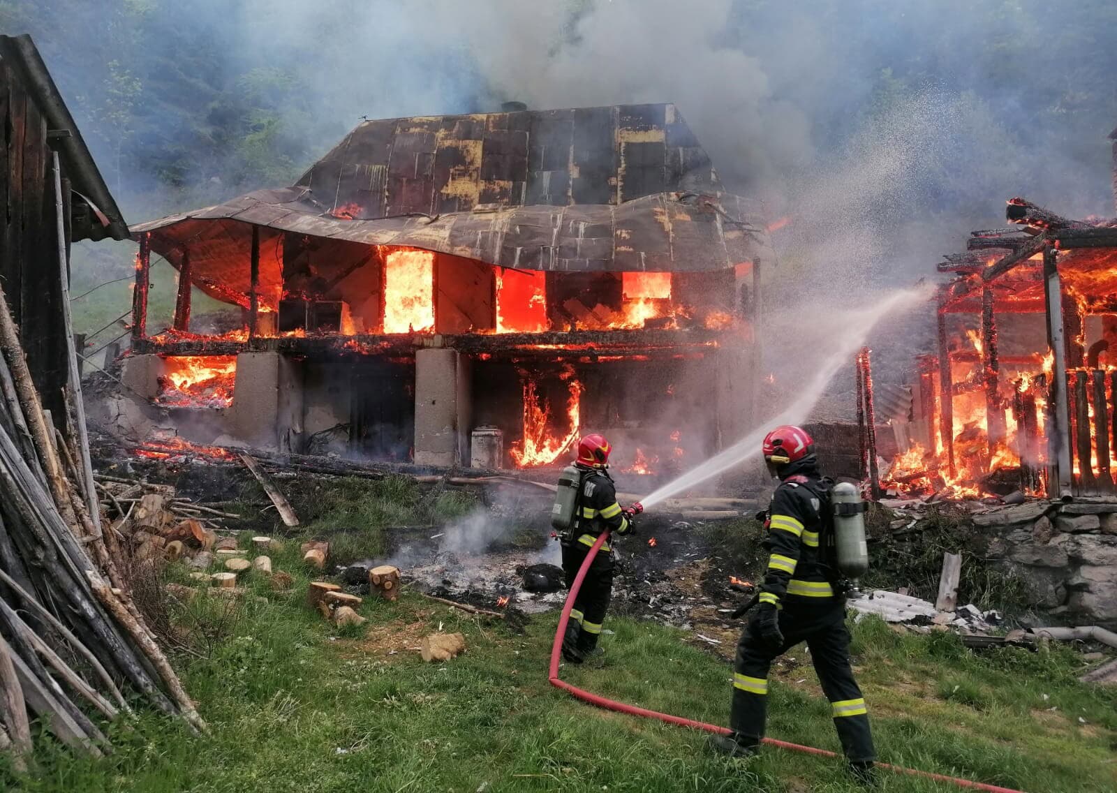 UPDATE FOTO: Incendiu în comuna Vadu Moților: Focul s-a extins de la o altă casă la alta. O femeie are arsuri grave