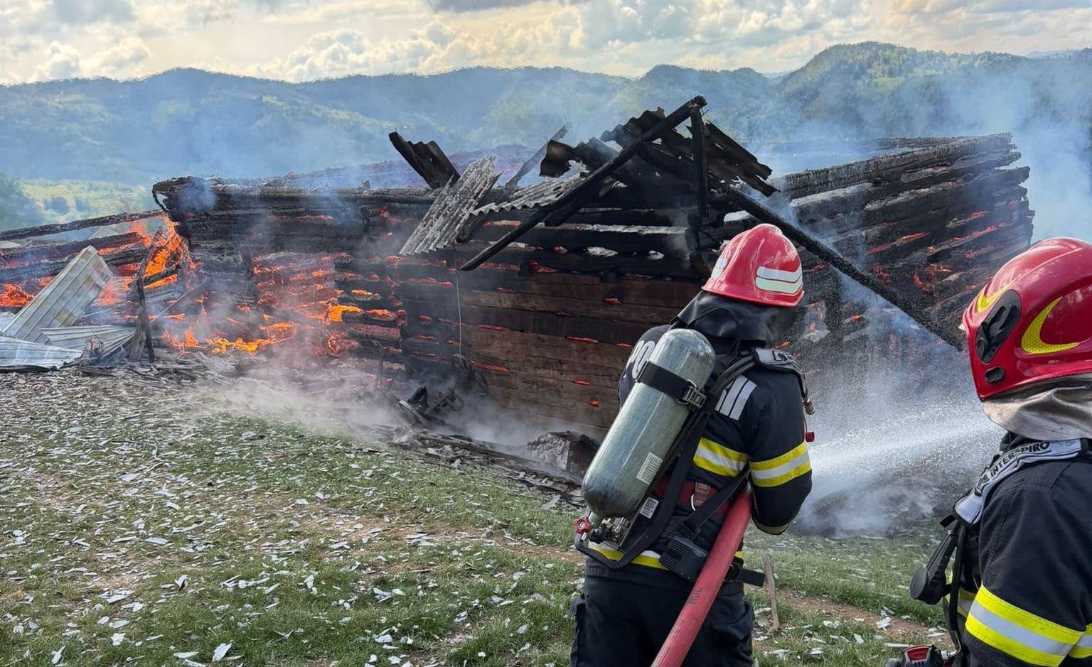 FOTO: Incendiu într-un sat din comuna Horea. Acționează pompierii din Câmpeni, cu două autospeciale