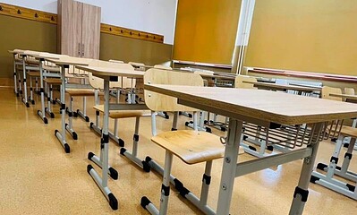 sala clasa elevi banci