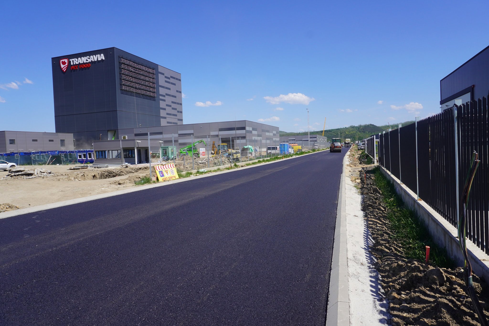 FOTO: Asfalt proaspăt turnat, în zona industrială Ciugud - Drâmbar. Noua stradă, ocupată deja de companii