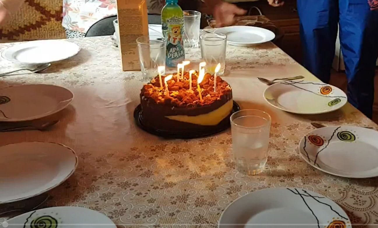 Lumânările aprinse pe tort sunt permise din nou. Schimbare la ordonanța care interzicea utilizarea focului în spații închise